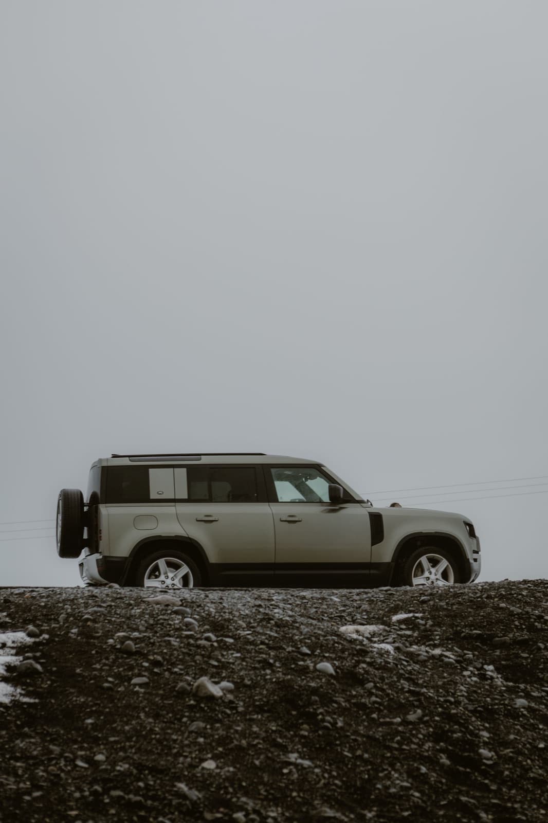 Land Rover Defender vor Berglandschaft