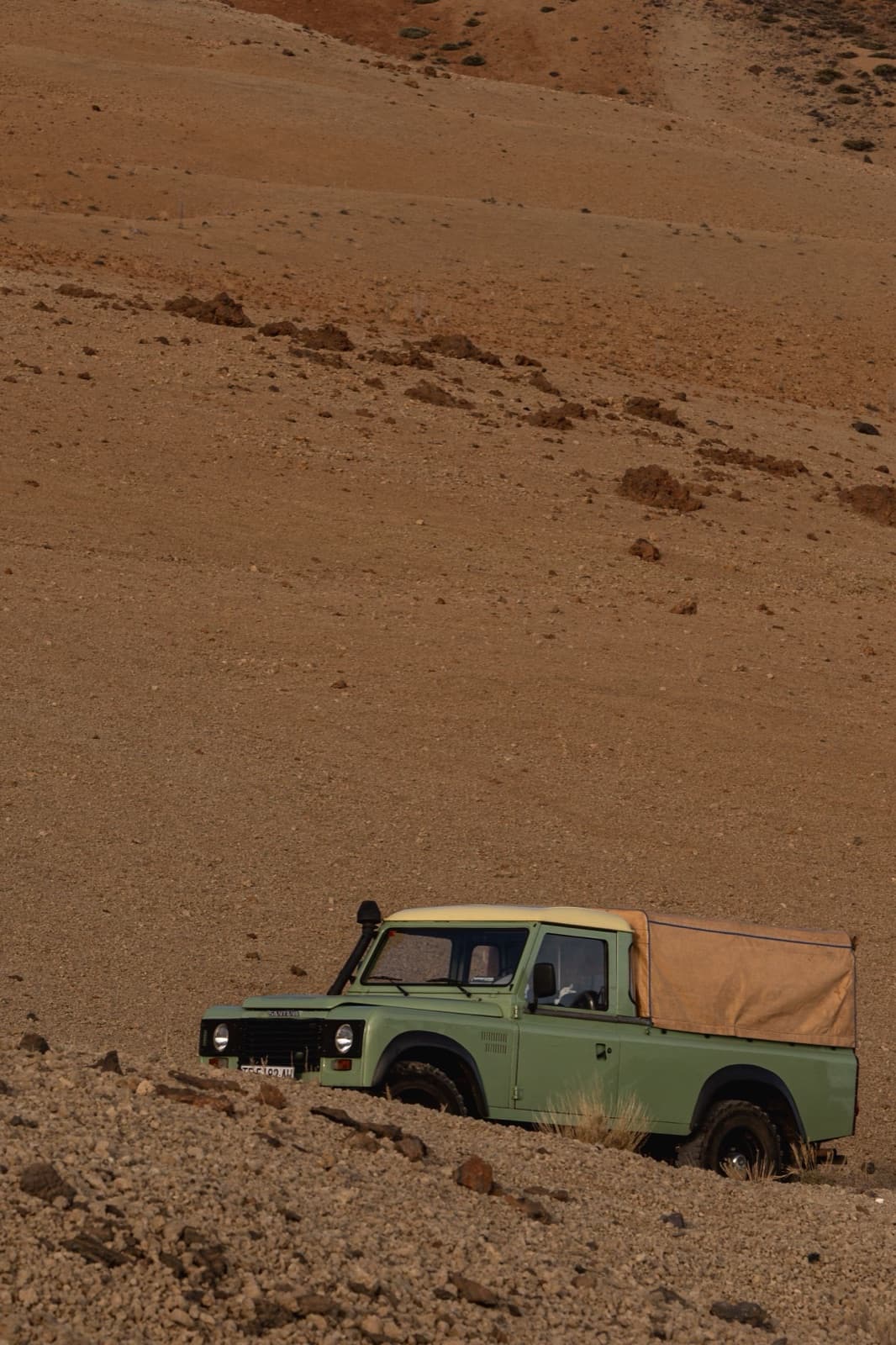 Land Rover in weiter Wüstenlandschaft