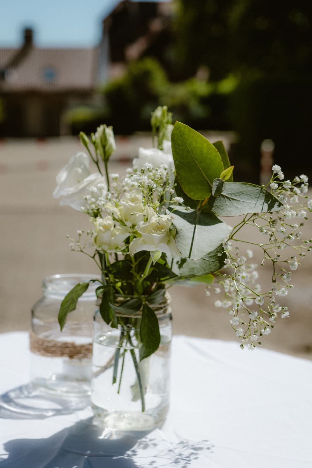 Blumen im Glas auf der Hochzeitstafel