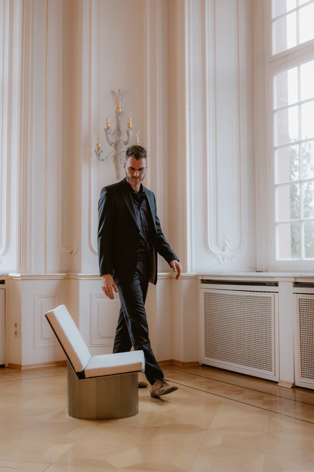 Editorial-Portrait in historischer Halle