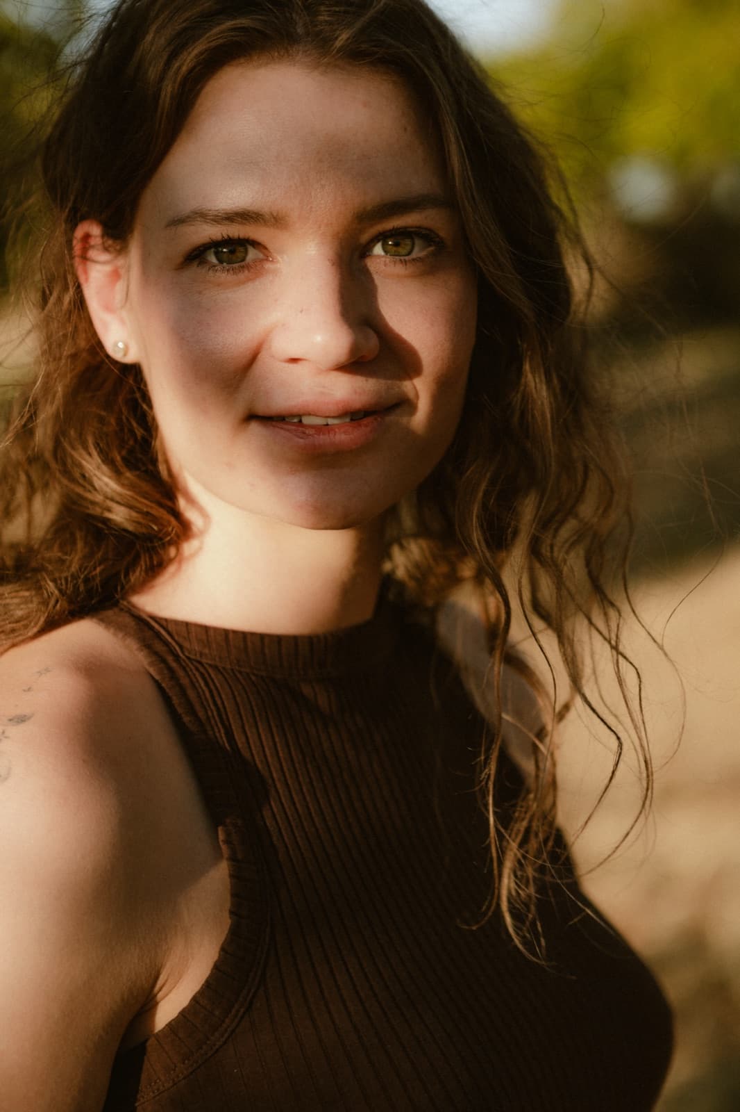 Lachendes Portrait im Freien