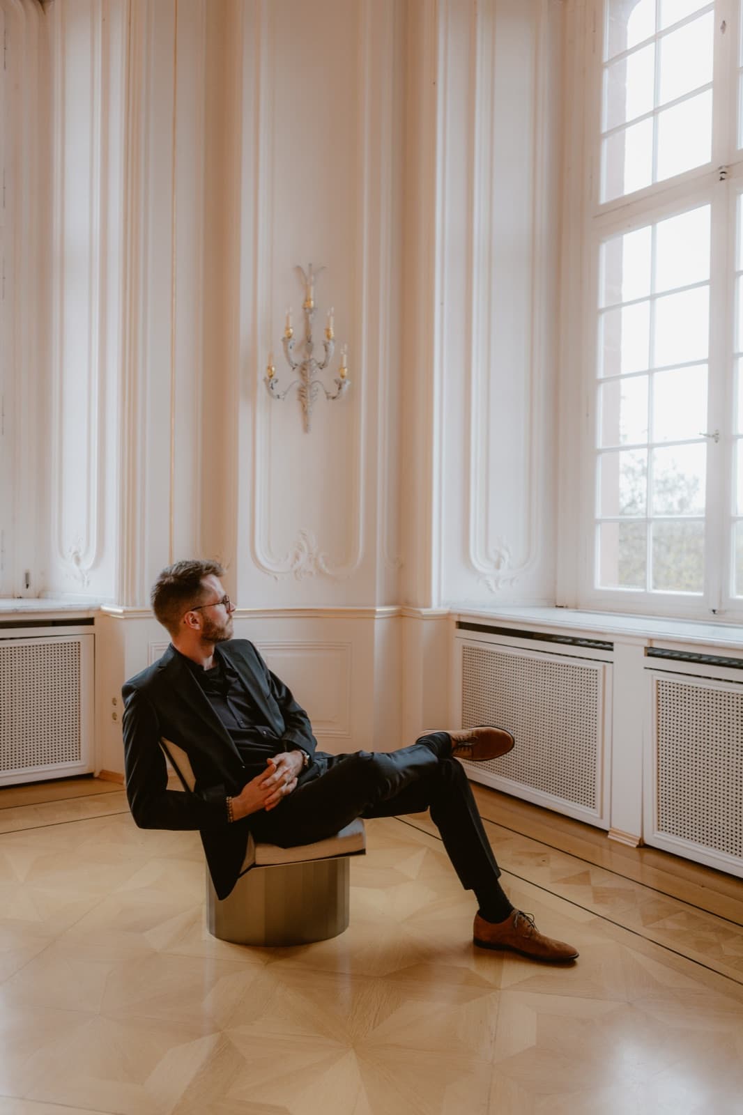 Sitzendes Portrait in historischer Halle