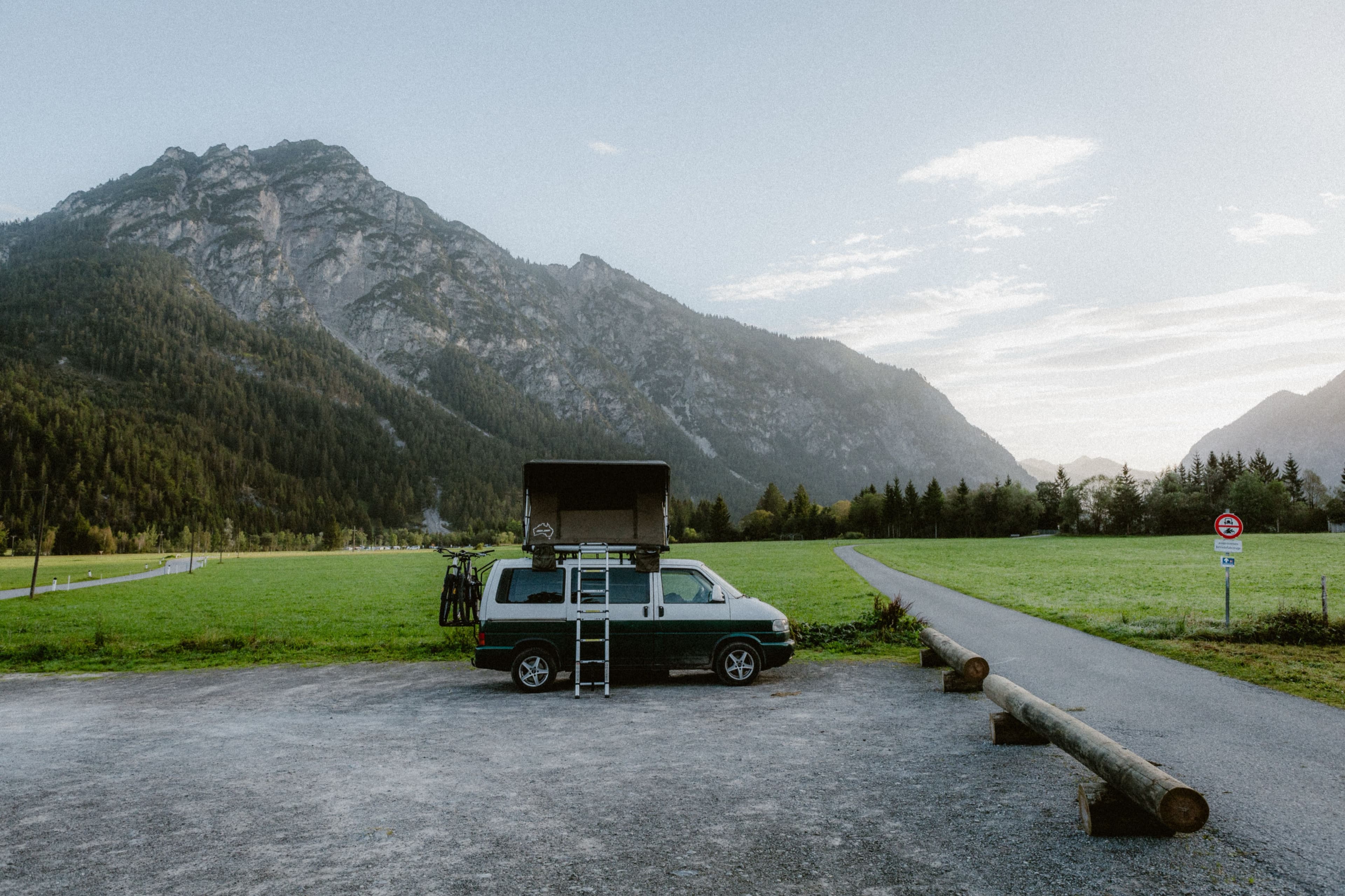 Camper-Van im Morgenlicht vor Bergpanorama