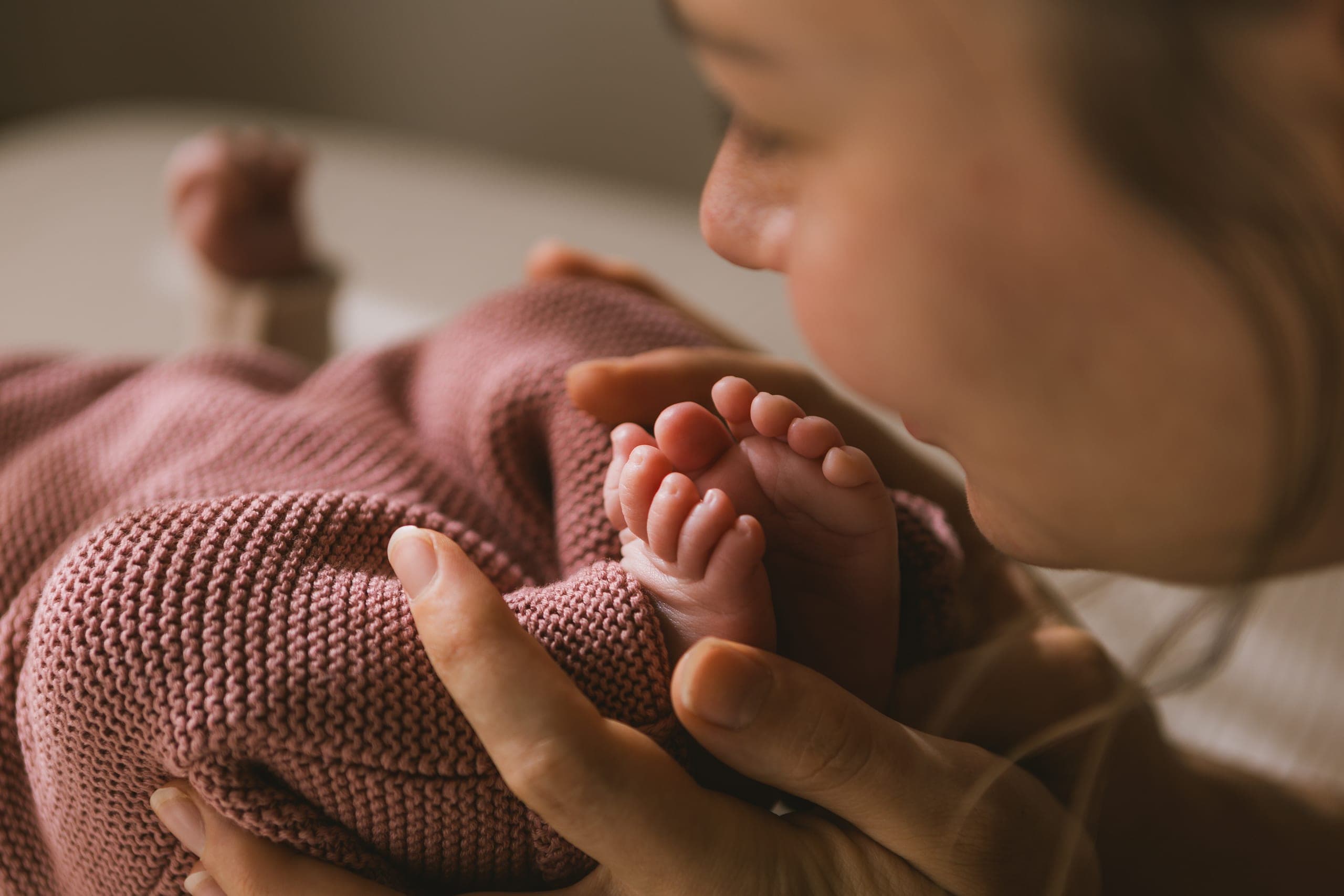 Mama küsst die kleinen Babyfüße