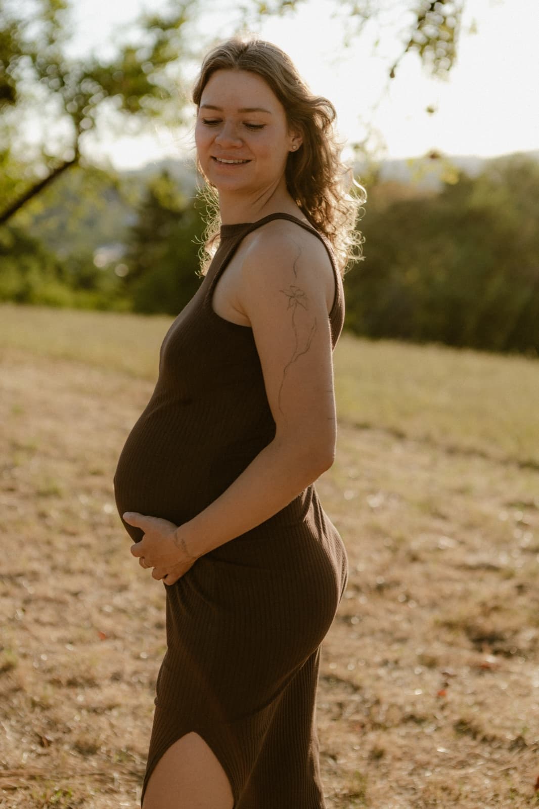 Hände auf dem Babybauch